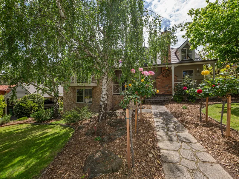 Picturesque house & Neighbourhood