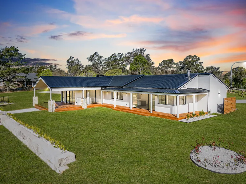 Lifestyle Elegance on 1 Acre…