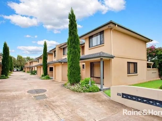 Walking Distance To Station!