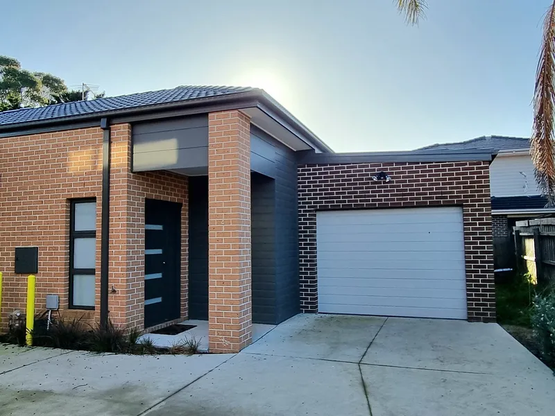 Cute 2 Bedroom Unit in Small Quiet Block