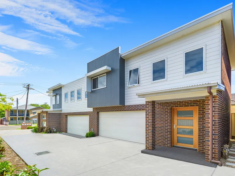 As-new Townhouse Provides Easycare Lakeside Living