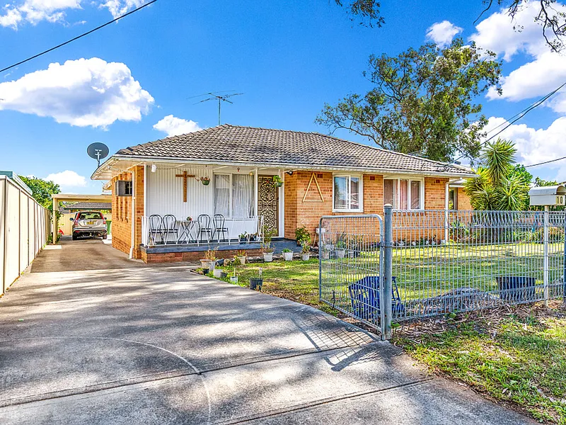 IDEALLY SITUATED IN THE HEART OF CANLEY HEIGHTS!!!