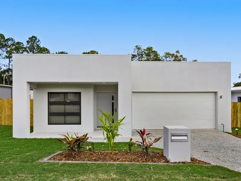 BRAND NEW 4 BEDROOM HOUSE WITH SEPERATE LIVING & DINNING ROOM