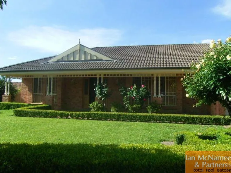 BEAUTIFUL FAMILY HOME WITH ENTERTAINING AREA