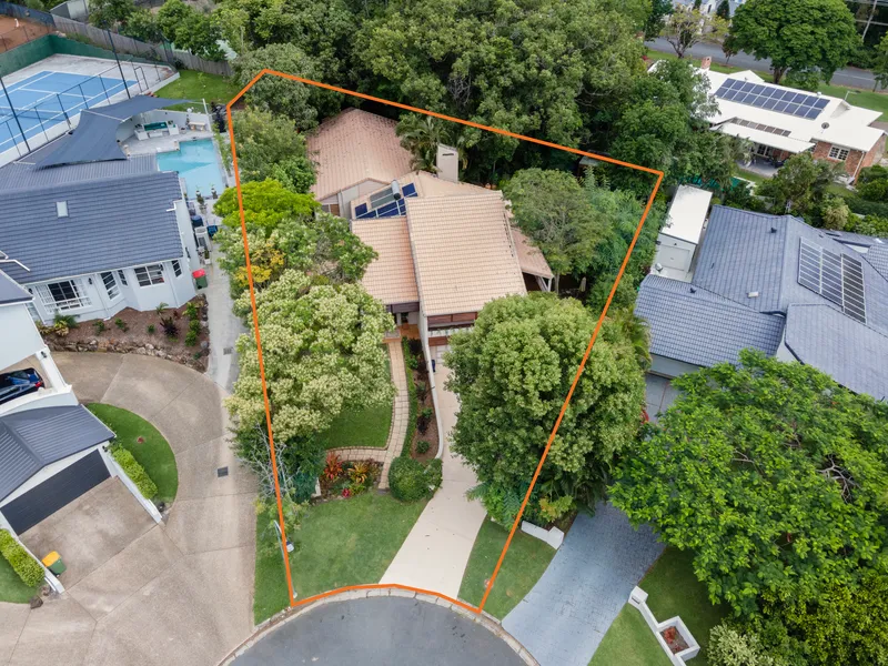 LARGE FAMILY HOME ON PRIVATE QUARTER-ACRE (1,145m2) OASIS ... HIGHLY-SOUGHT LOCATION