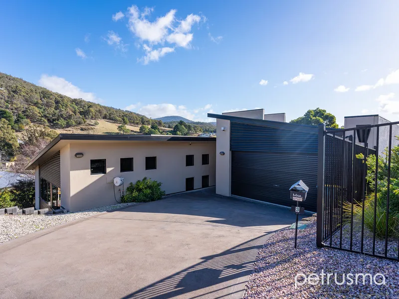 Contemporary Retreat in Lenah Valley