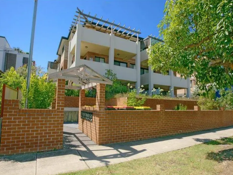 EXCELLENT VALUE & WELL PRESENTED IN MODERN SECURE COMPLEX CLOSE TO ALL AMENITIES