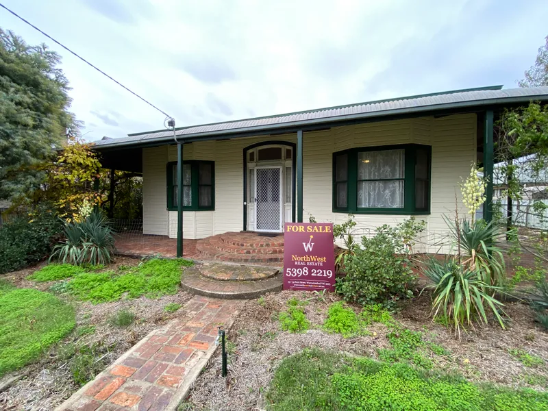 HUGE CHARACTER FILLED HOME! - 1669m2 BLOCK