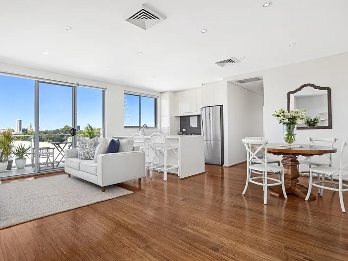 BRIGHT & AIRY MODERN 2 BEDROOM UNIT