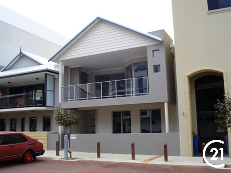 MAGINIFICENT 2 STOREY HOME IN THE MANDURAH MARINA