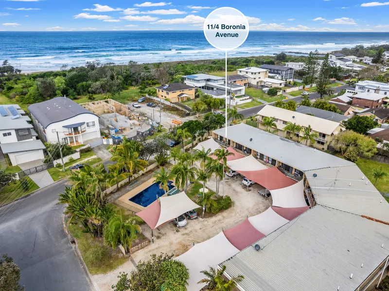 WEEKENDER AT THE BEACH