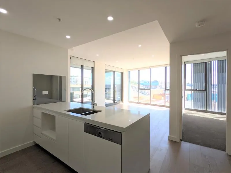 3 Bedrooms Apartment with Study For Lease.