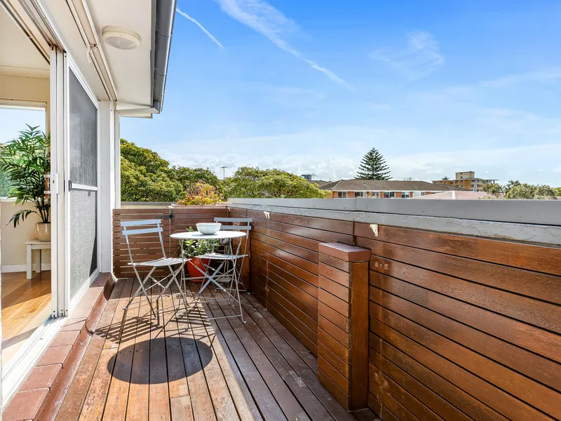 Top floor, North facing apartment with Ocean Views!