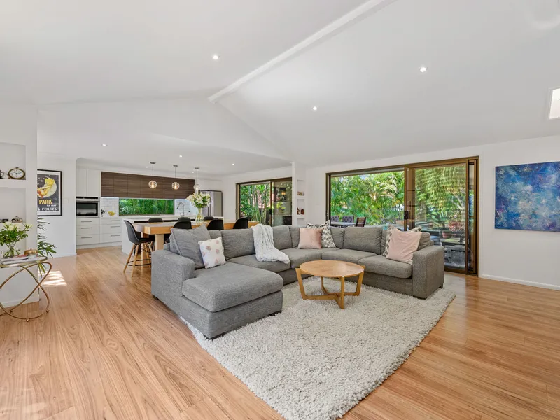 Completely Renovated Large Family Home on Private 1117sqm Landscaped Grounds