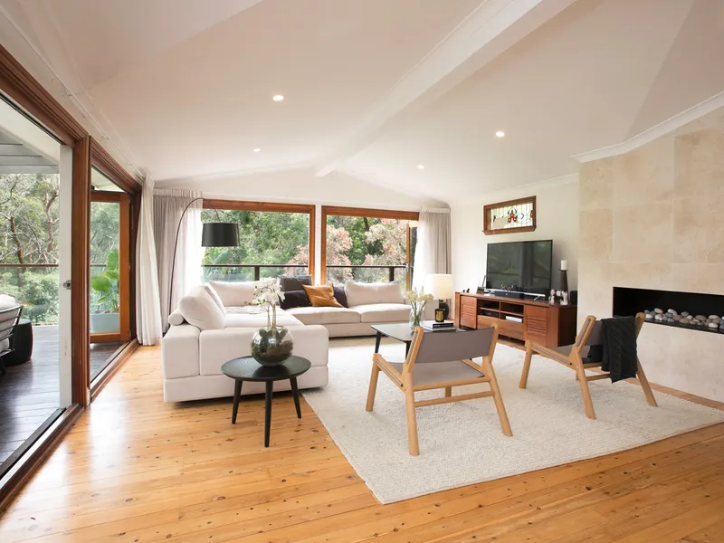 TRANQUIL, CONTEMPORARY ENTERTAINER IN THE HEART OF LINDFIELD