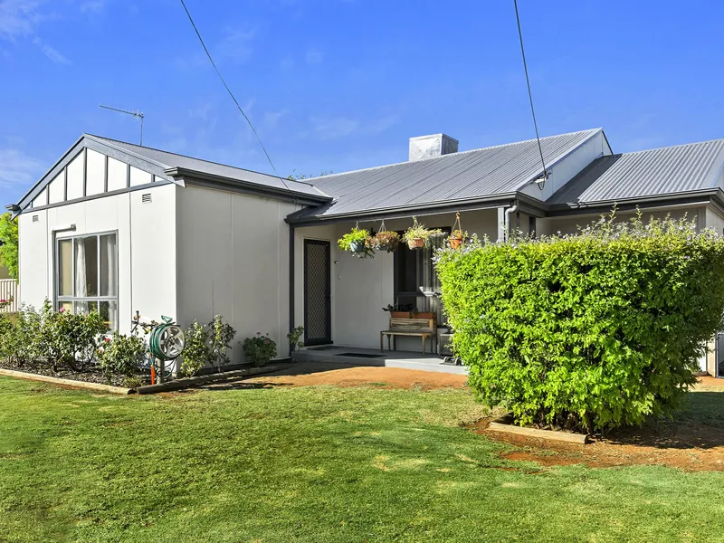 Beautifully Kept Family Home-Brand New Roof