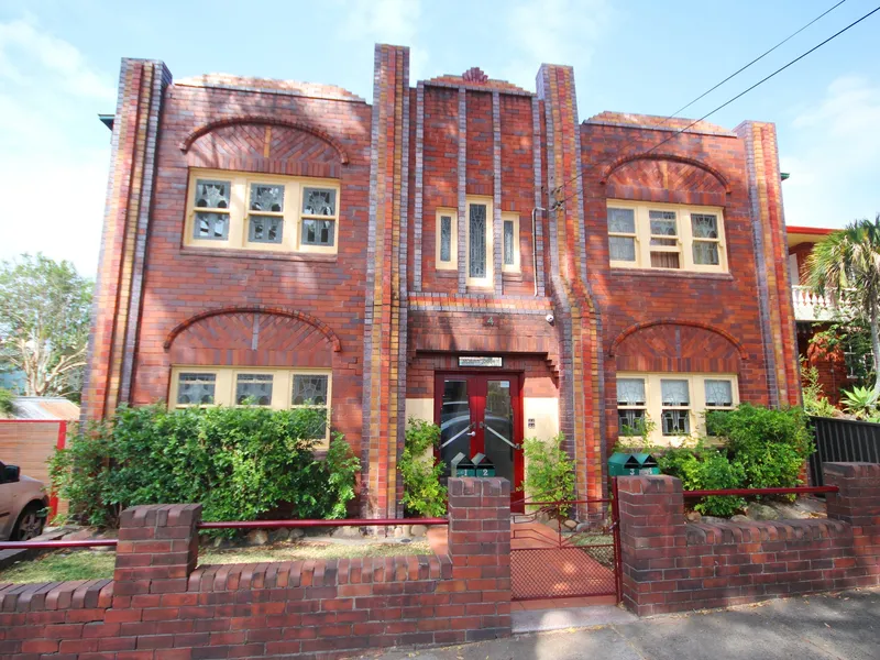 Renovated Art Deco Apartment In Prime Location