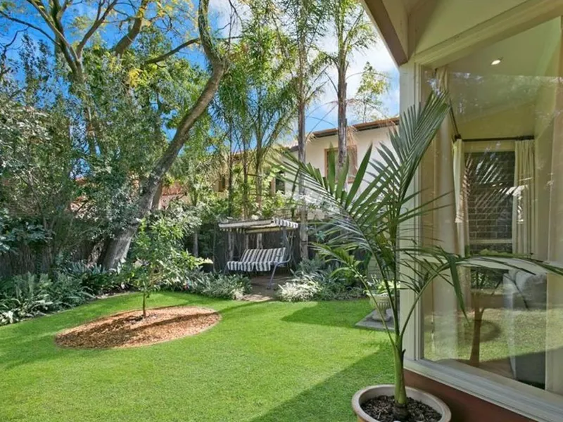 Spacious Townhouse in Quiet Leafy Street, Close to all amenities and with lovely Gardens.