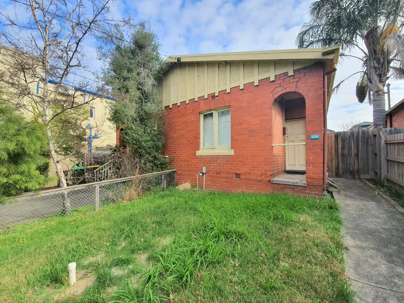SPACIOUS TWO BEDROOM HOME IN THE HEART OF CAULFIELD SOUTH | FLARE REAL ESTATE
