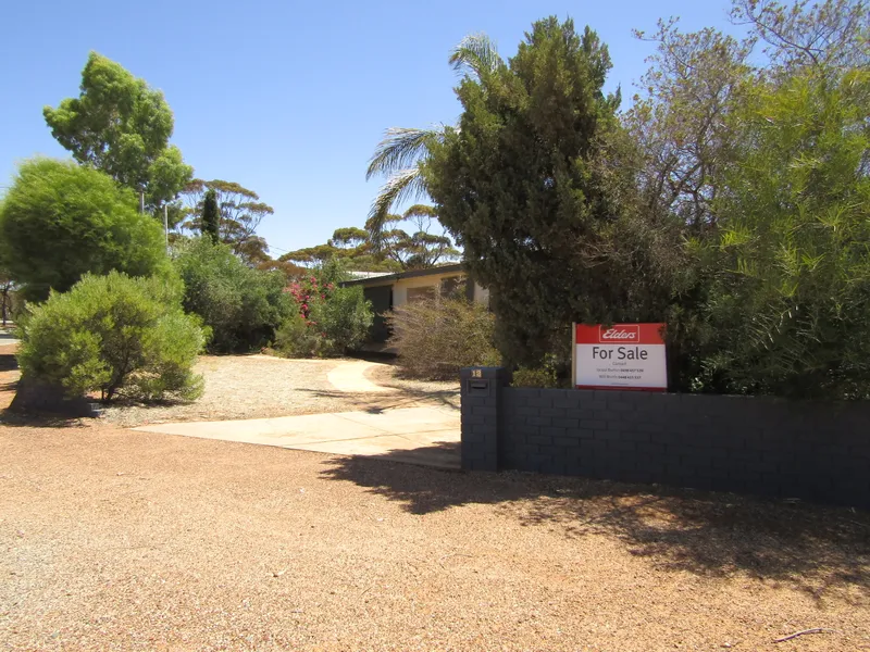 FAMILY HOME WITH BIG SHED!!