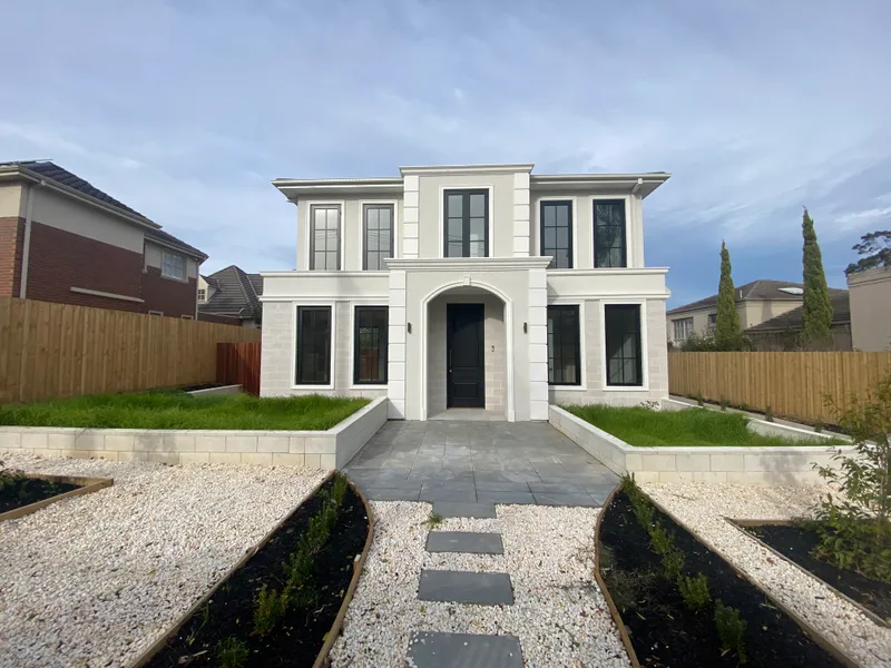 Bright and Spacious Family Home In Perfectly Location!!!