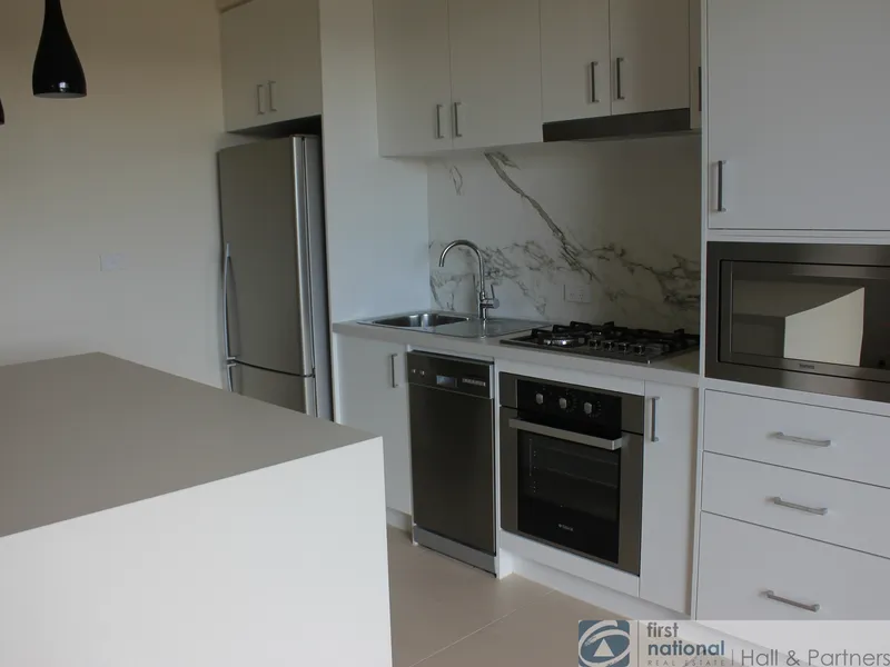 STUNNING, FULLY FURNISHED APARTMENT