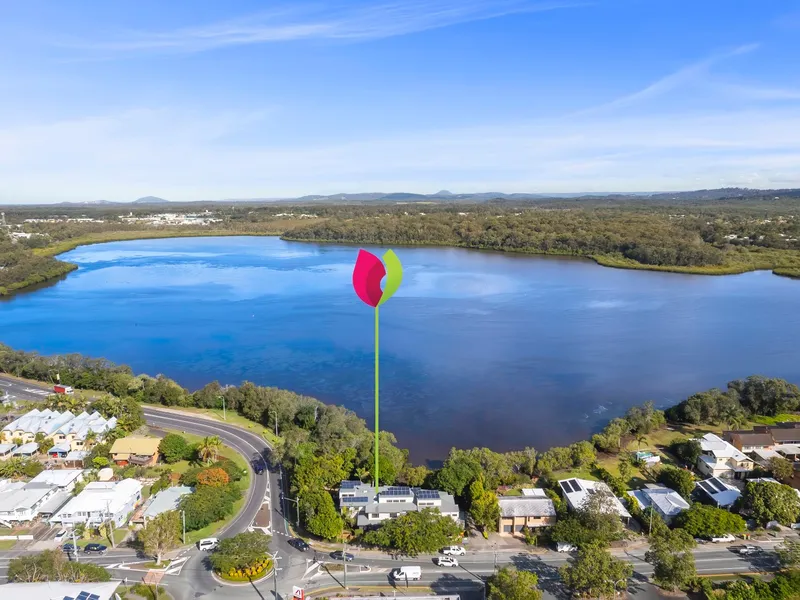 LUXURIOUS LAKESIDE LIVING