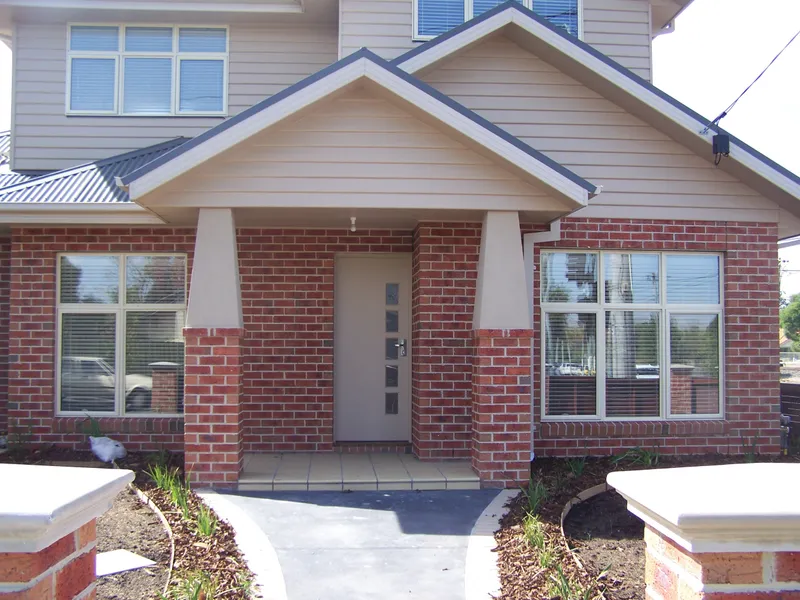 INVITING MODERN TOWNHOUSE WITH COURTYARD