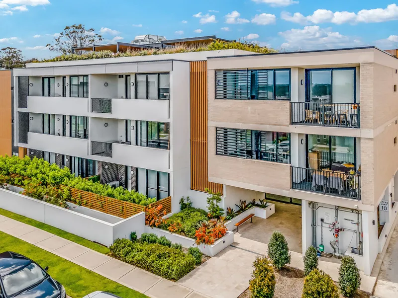 QUALITY BUILT, SUN DRENCHED, PRIVATE VISTA