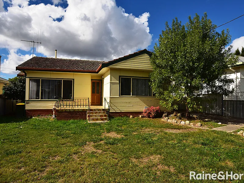 THREE BEDROOM HOME WITH DOUBLE GARAGE