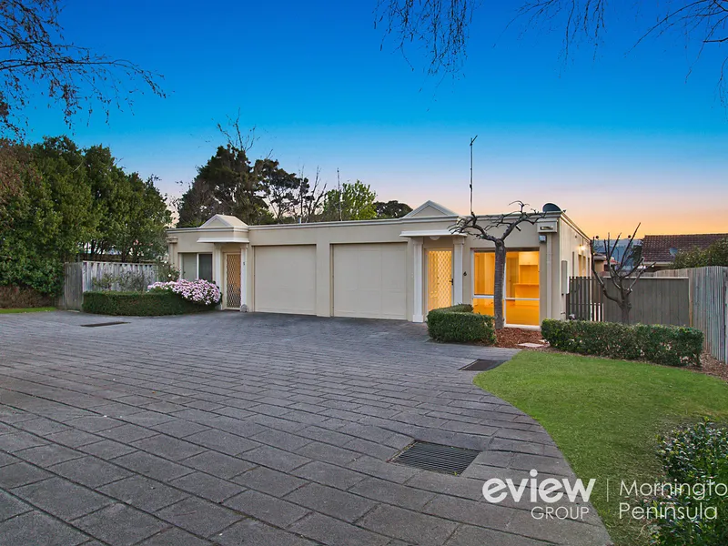 Seaside hideaway in steps to Main Street