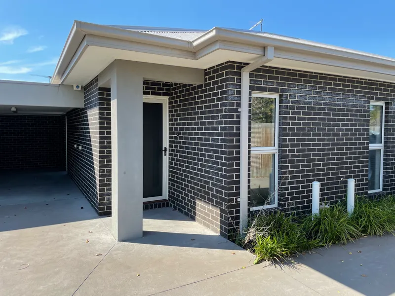 IMMACULATE VILLA - WITHIN STROLL TO TRAIN STATION