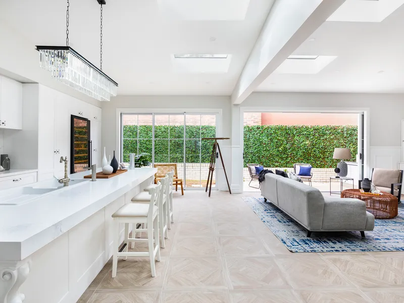 Large high-end new build / family-friendly address