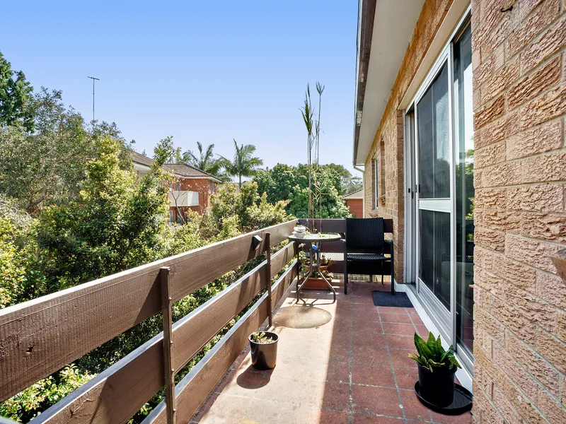 Sunlit Apartment in Prime Dee Why Address