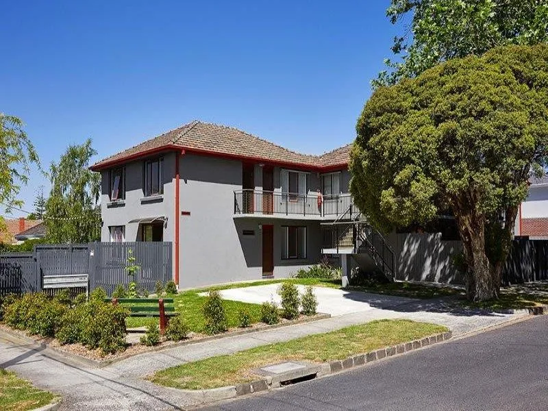 Leafy location with courtyard!
