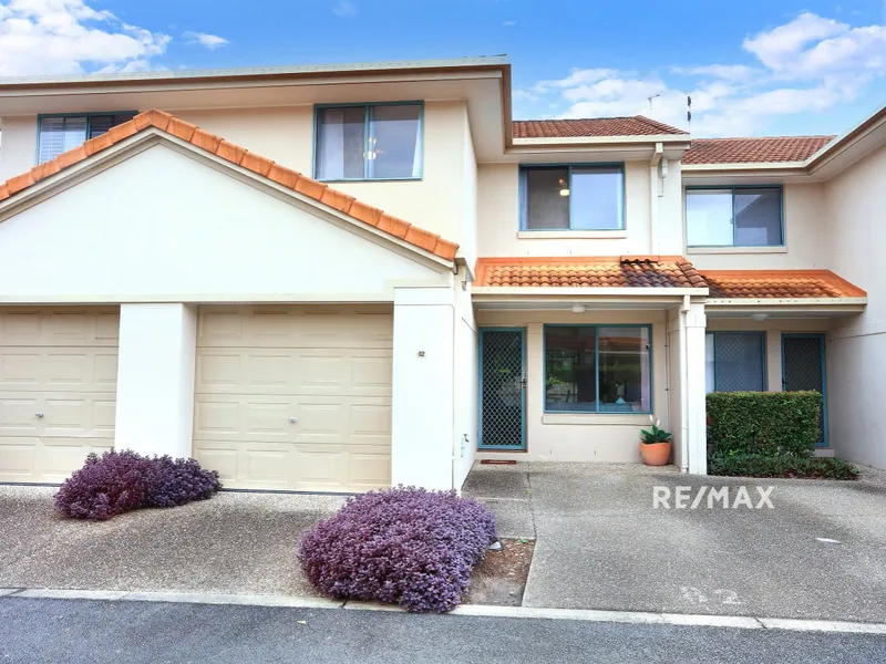 SUPER NEAT & VERY CENTRAL TOWNHOUSE - READY TO MOVE IN - CONVENIENT LOCATION - LOW MAINTANENCE & SECURE GATED COMMUNITY