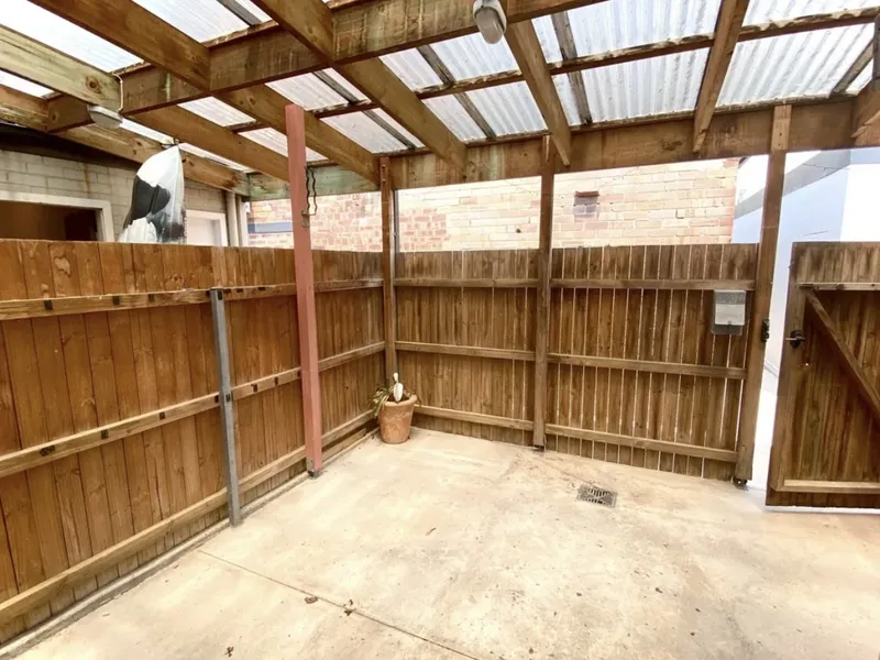 2 BEDROOM PET FRIENDLY APARTMENT WITH COURTYARD