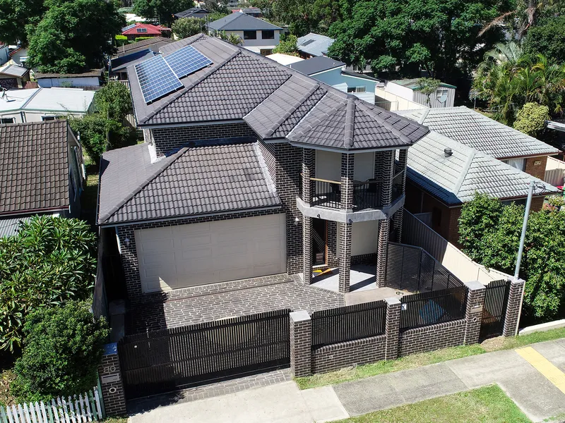 SENSATIONAL 5 BEDROOM FAMILY HOME WITH 2 BEDROOM GRANNY FLAT!