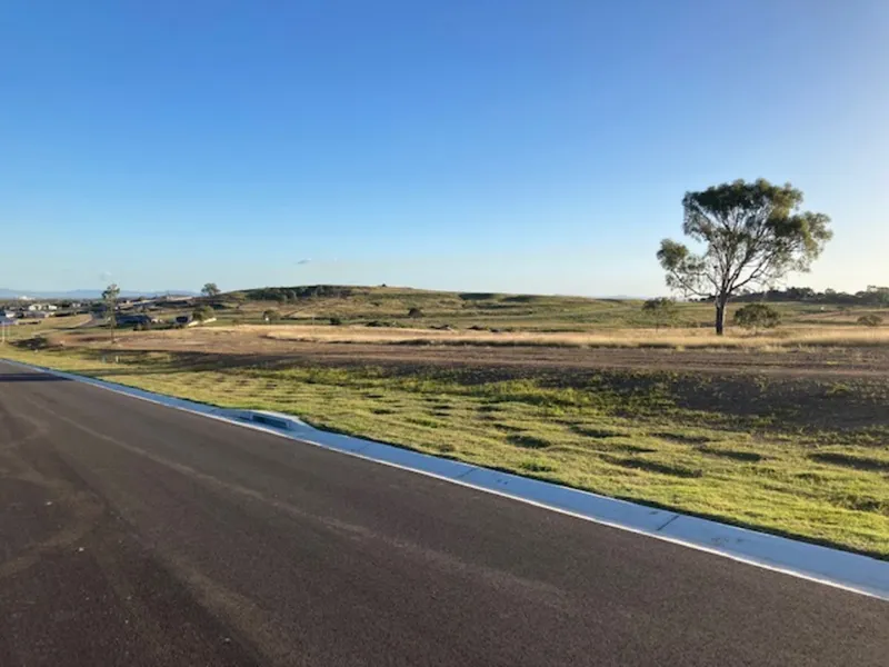 LIFESTYLE 1 ACRE BLOCK. WIDE FRONTAGE. MOUNTAIN OUTLOOK