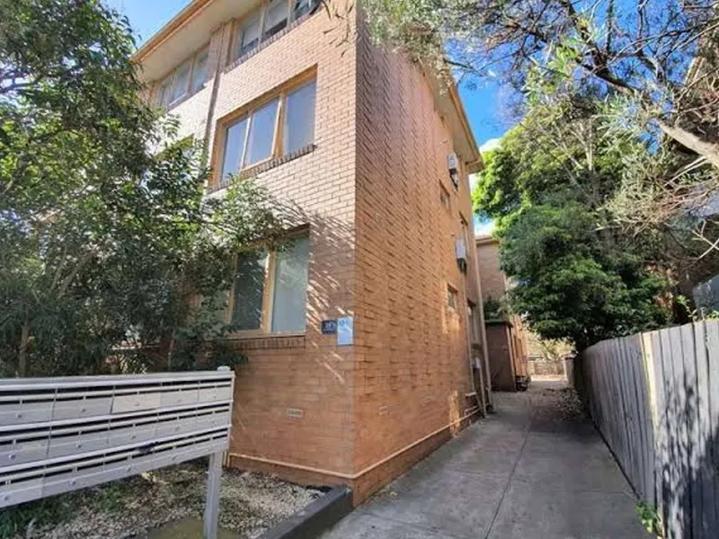 LARGE ONE BEDROOM APARTMENT”| HODGES CAULFIELD