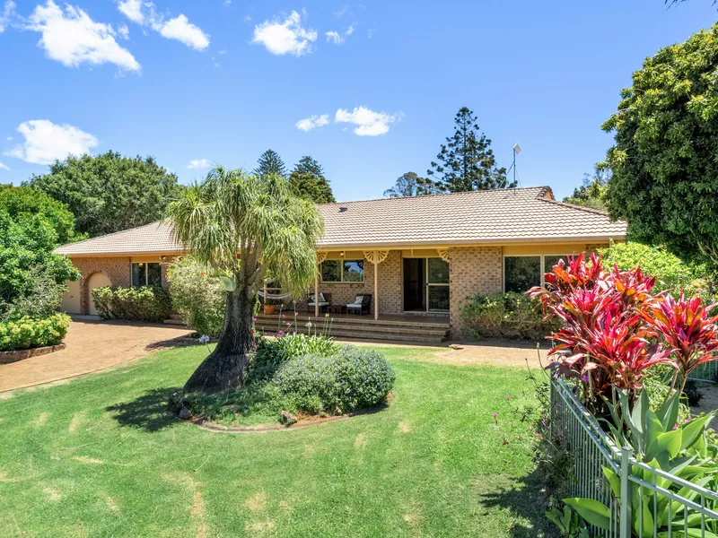 HILLTOP HINTERLAND FAMILY HOME