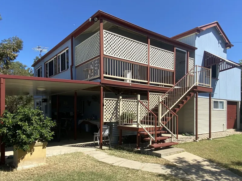 Grand High Set Queenslander Style - 4 Bedroom/2 Bath/2 Car/Pool