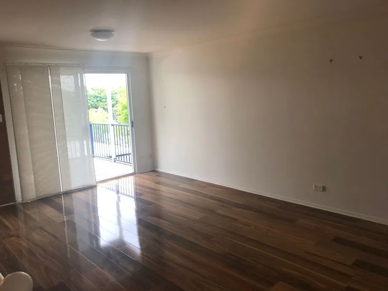 3 levels, 2 decks, courtyard, LUG & more. Avail  10th June 