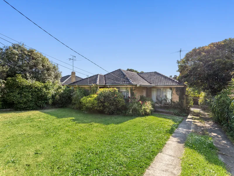 Golden Prospects: Invest, Rebuild, or Redevelop on a 695sqm Canvas