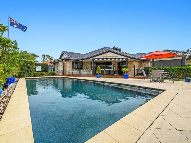 SPACIOUS FAMILY HOME IN PELICAN WATERS