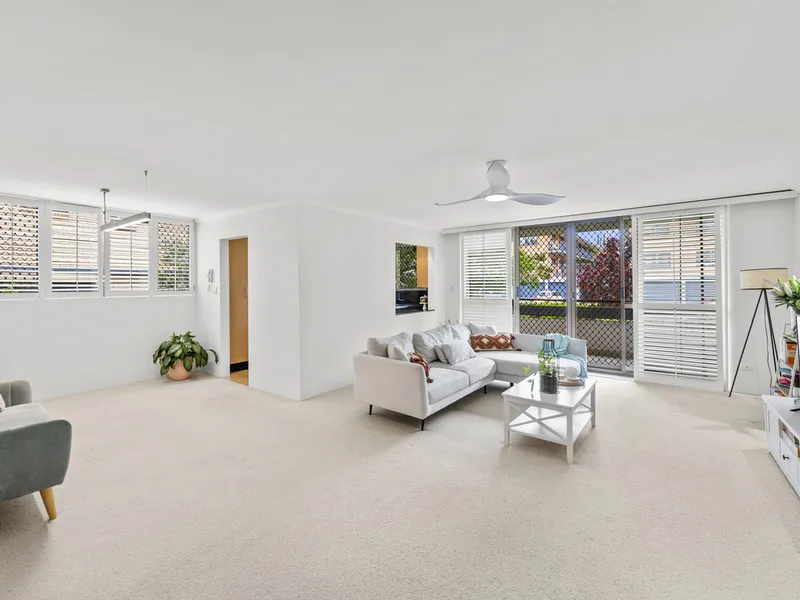 HUGE GROUND FLOOR APARTMENT IN CENTRAL CLAYFIELD POSITION