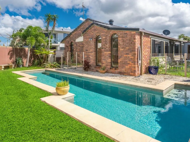 Family Home with Pool in Lennox Village