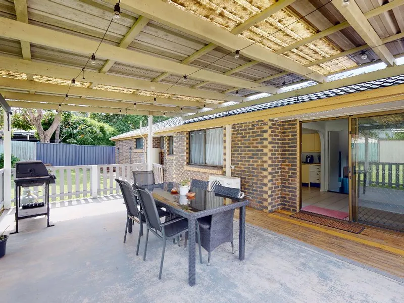 3 BEDROOM HOME IN CARRARA IN QUIET STREET!