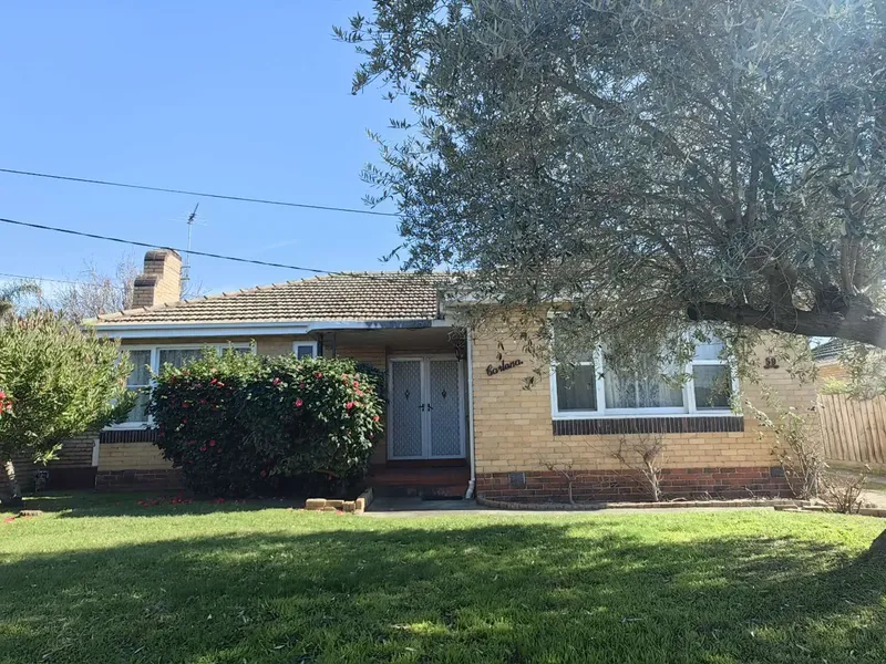 SPACIOUS TWO-BEDROOM HOUSE CLOSE TO OAKLEIGH CENTRAL