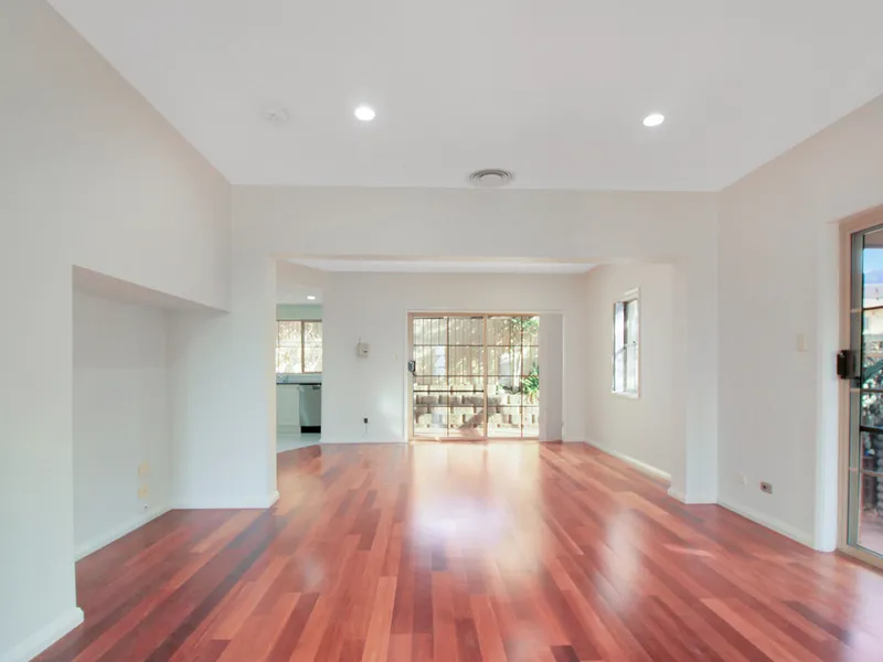 Modern Comfort in a Prime Location: Spacious Three-Bedroom Townhouse